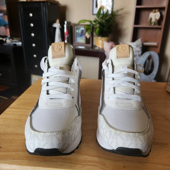 Womens Size 9 MICHAEL KORS Athletic Shoes - Picture 1 of 5